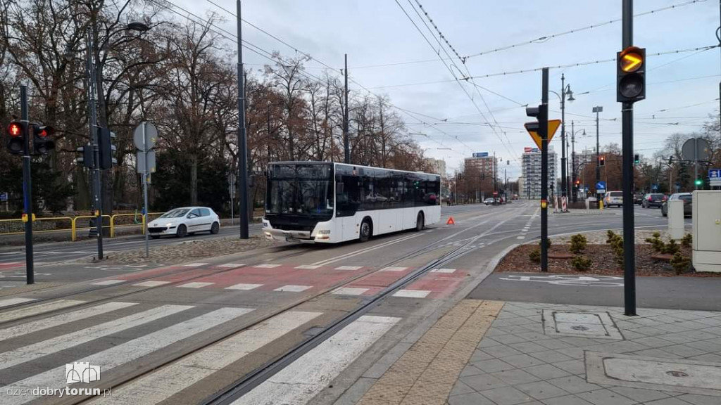 Autobus MZK zderzył się z osobówką