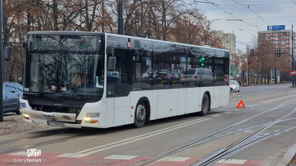 Autobus MZK zderzył się z osobówką