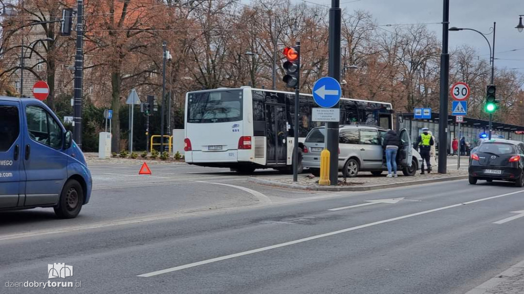 Autobus MZK zderzył się z osobówką