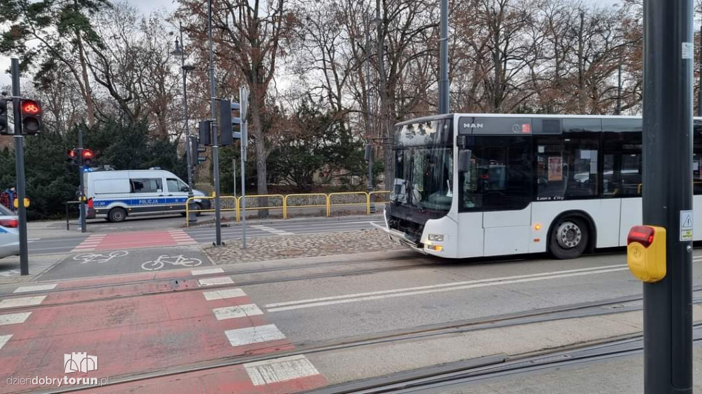 Autobus MZK zderzył się z osobówką