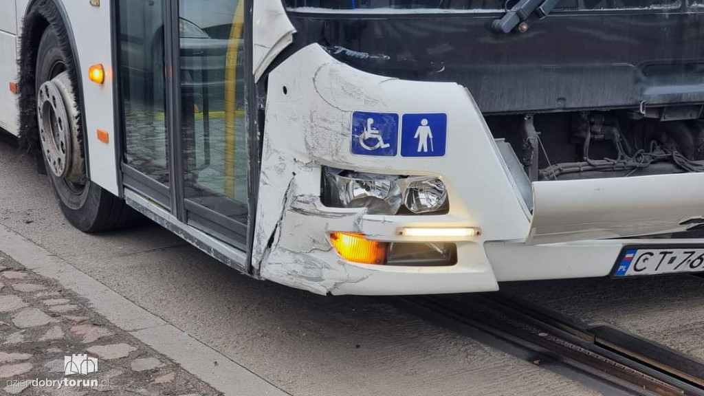 Autobus MZK zderzył się z osobówką