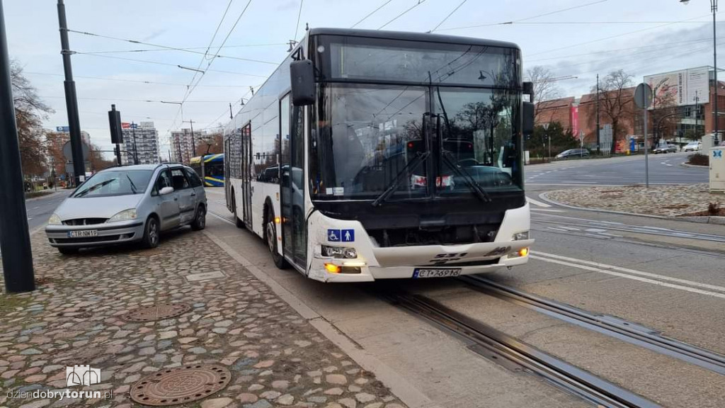 Autobus MZK zderzył się z osobówką