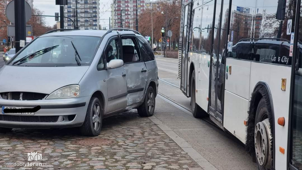 Autobus MZK zderzył się z osobówką