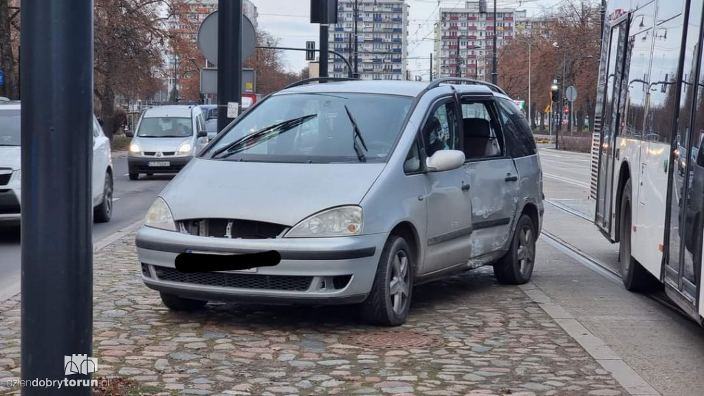 Autobus MZK zderzył się z osobówką