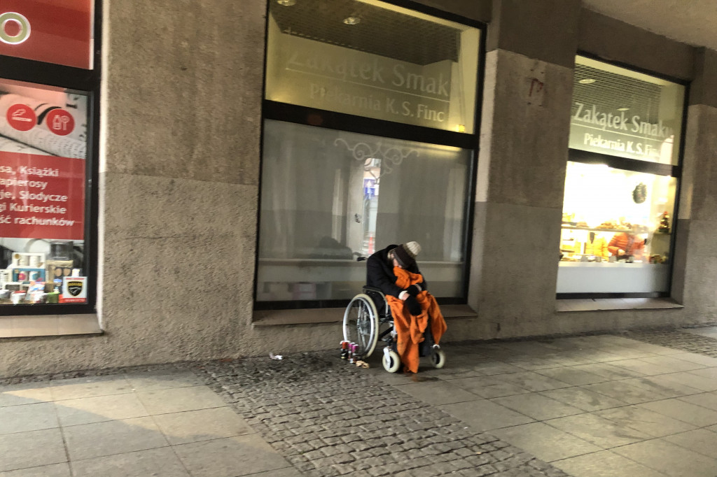 Bezdomny mężczyzna na toruńskiej starówce