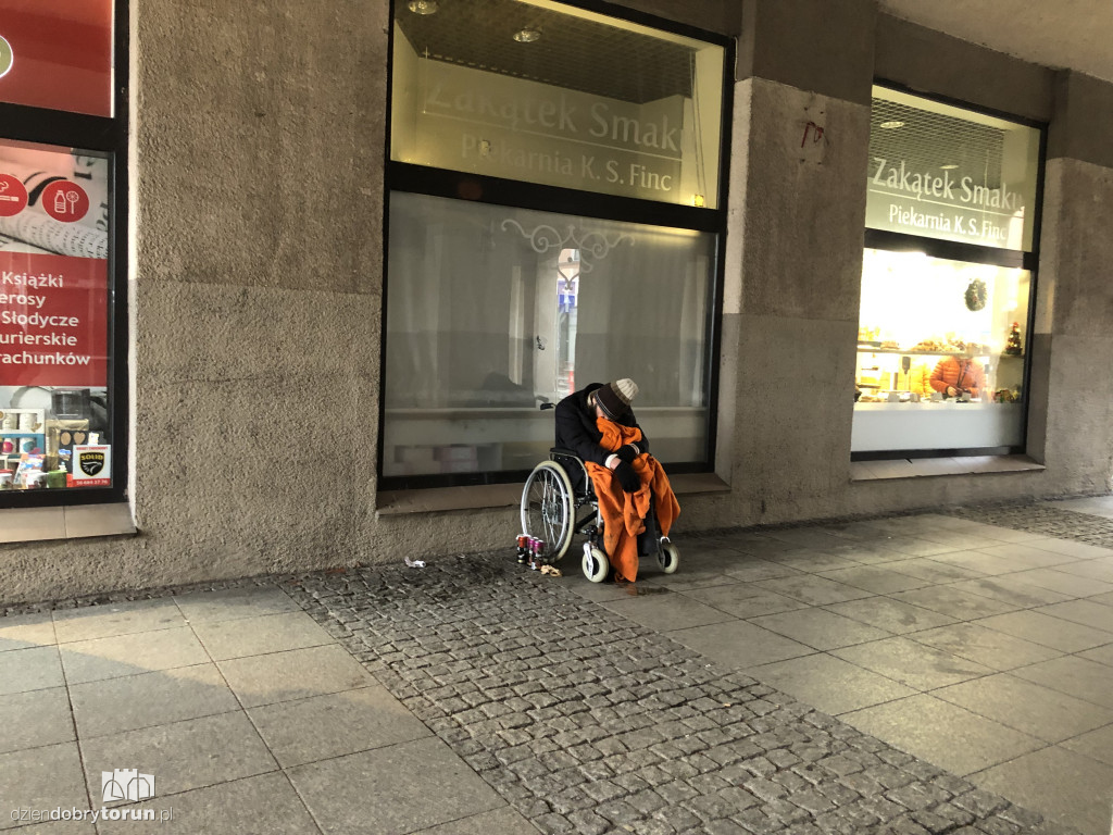 Bezdomny mężczyzna na toruńskiej starówce