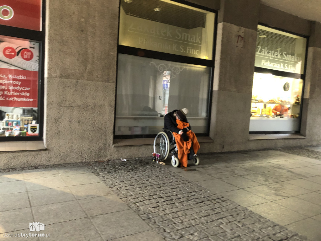 Bezdomny mężczyzna na toruńskiej starówce