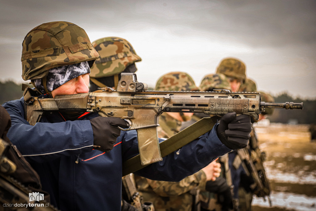 Ćwiczenia na poligonie z udziałem sportowców