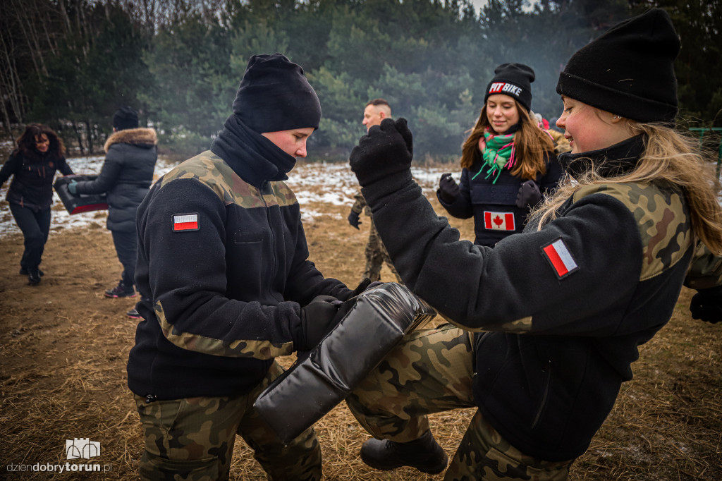 Ćwiczenia na poligonie z udziałem sportowców