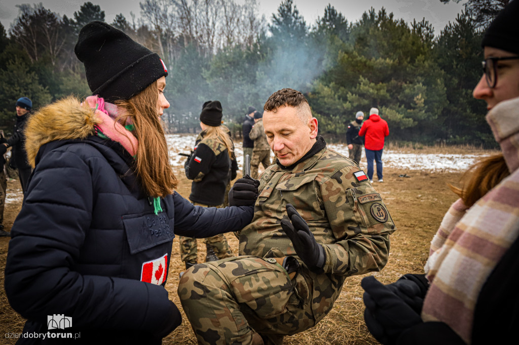 Ćwiczenia na poligonie z udziałem sportowców