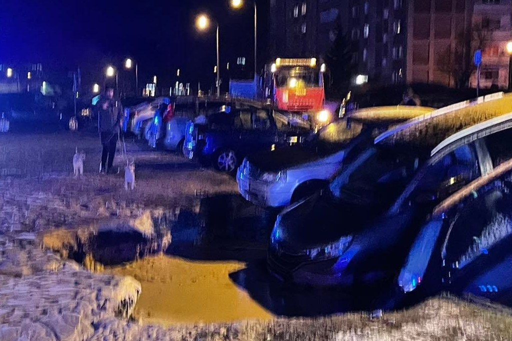 Samochody wpadły do ogromnej dziury