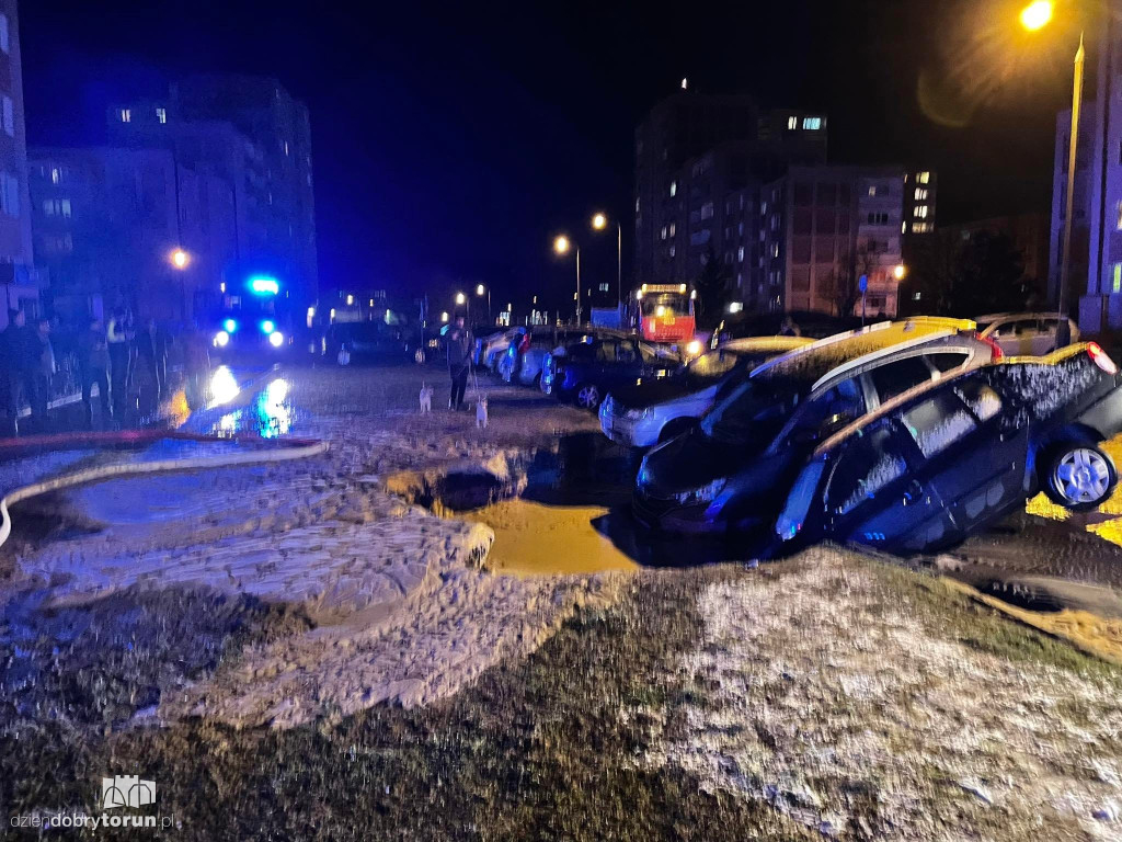 Samochody wpadły do ogromnej dziury