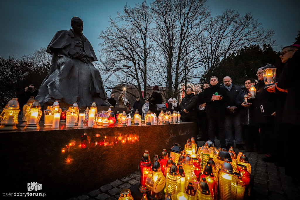 Torunianie murem za Janem Pawłem II