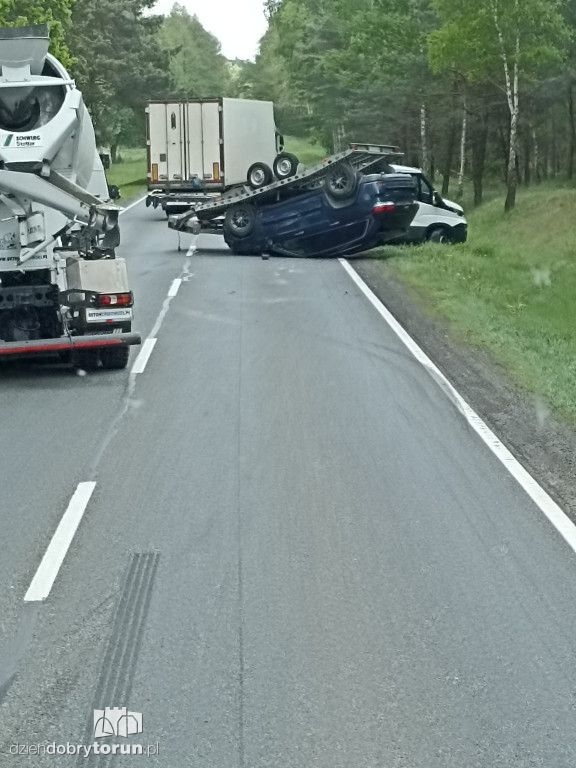 Między Toruniem, a Bydgoszczą dachowała laweta