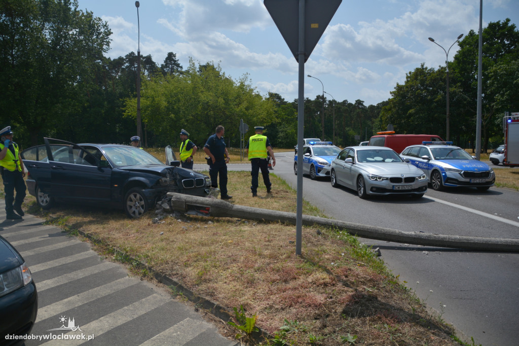 Kompletnie pijany kierowca złamał latarnię