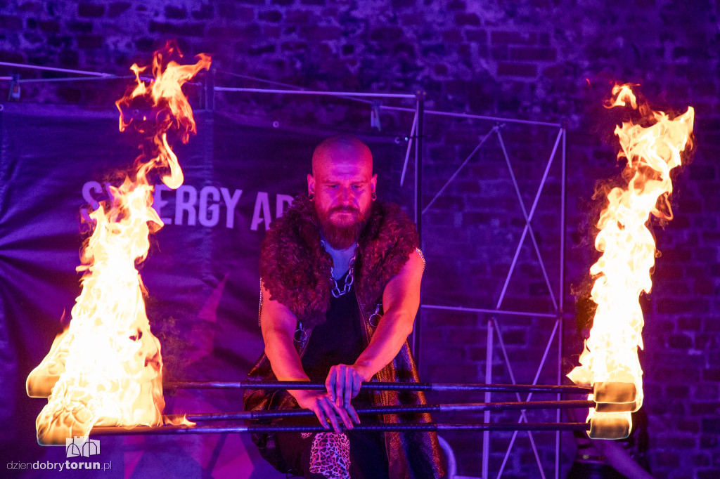 Fireshow w fosie zamkowej