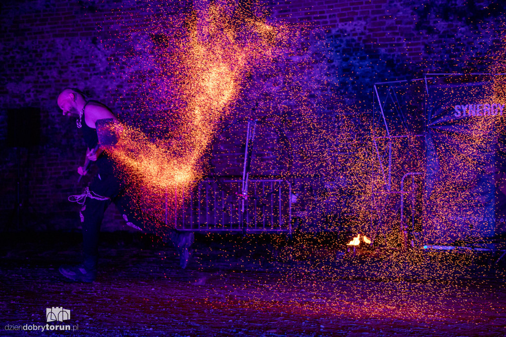 Fireshow w fosie zamkowej