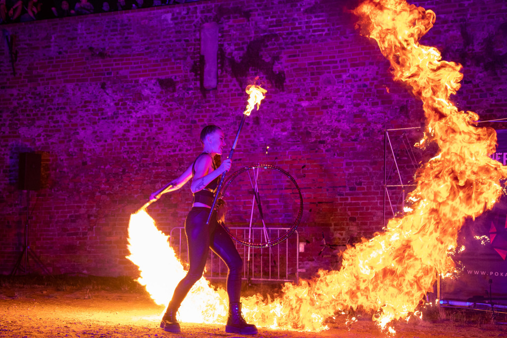 Fireshow w fosie zamkowej