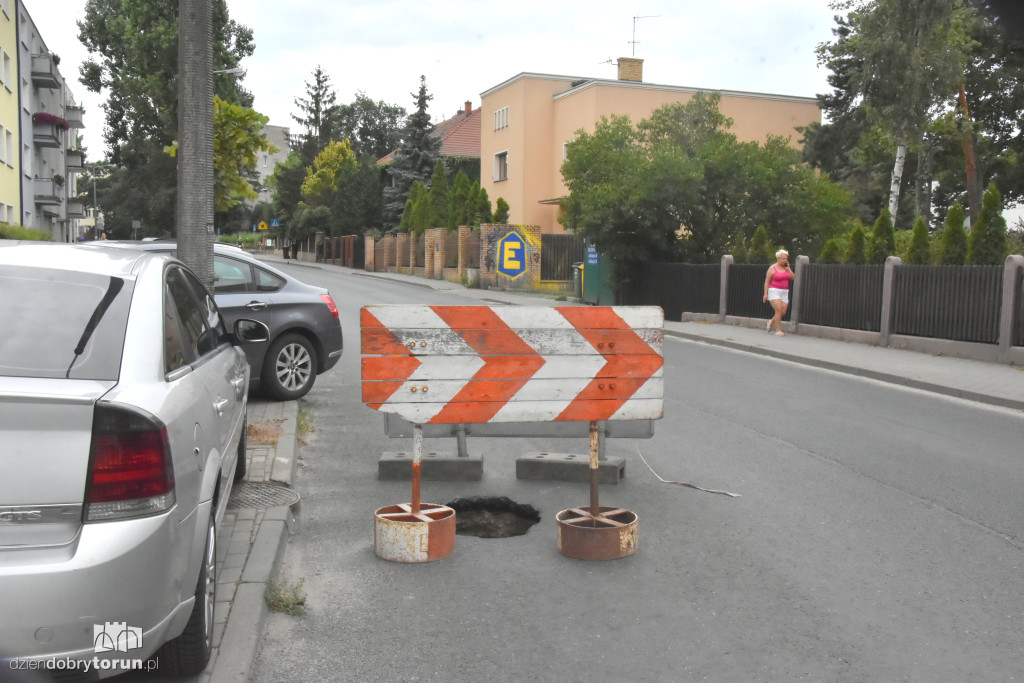 Dziura w drodze na osiedlu Bydgoskim