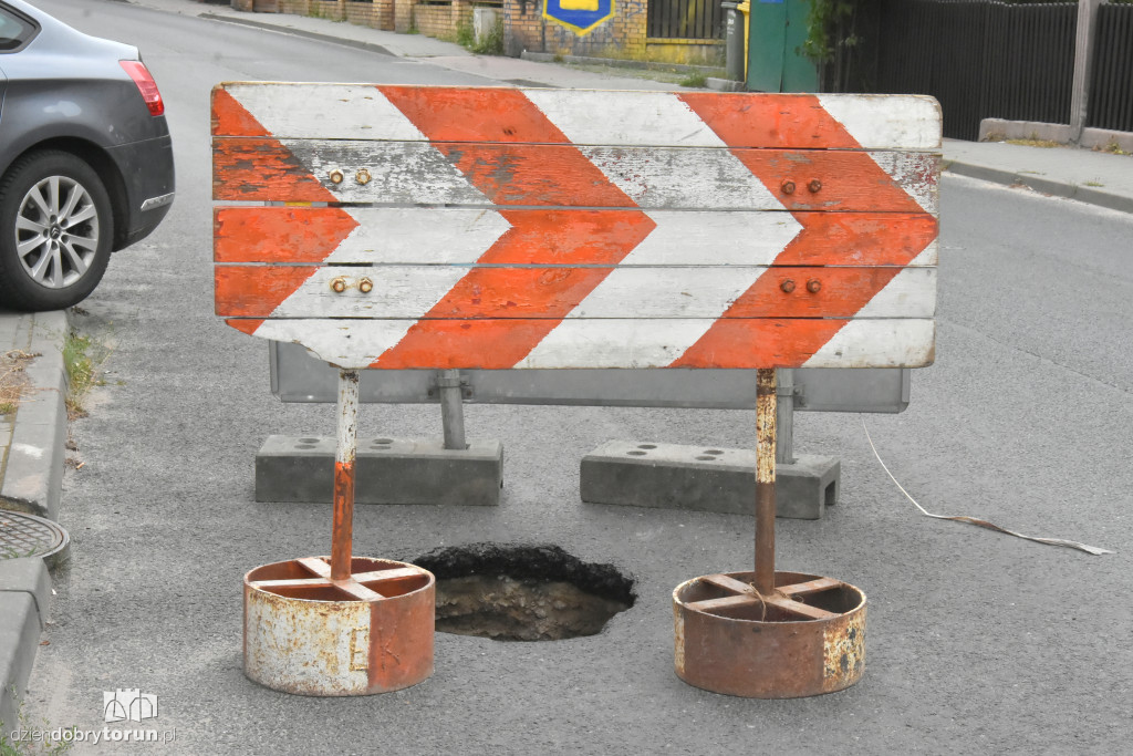 Dziura w drodze na osiedlu Bydgoskim