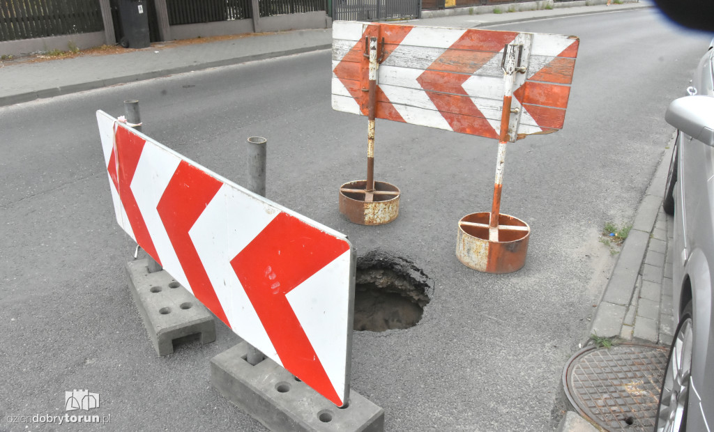 Dziura w drodze na osiedlu Bydgoskim