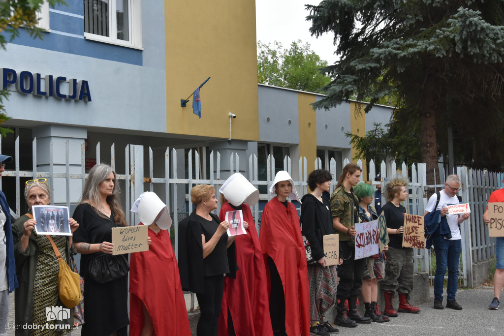 Protest przed toruńską komendą policji