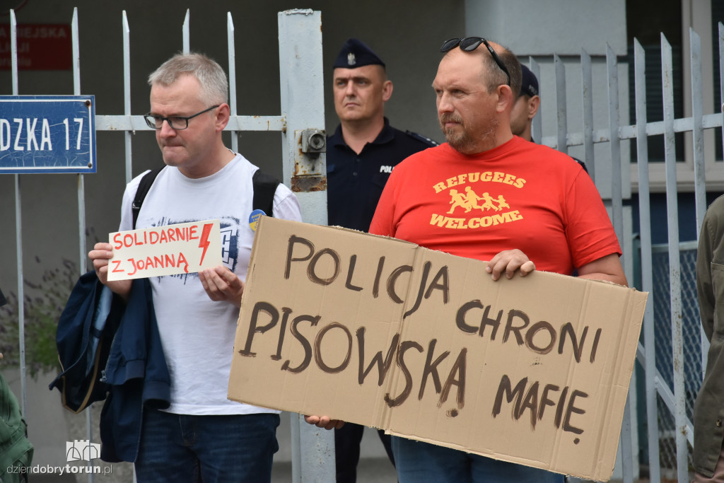 Protest przed toruńską komendą policji