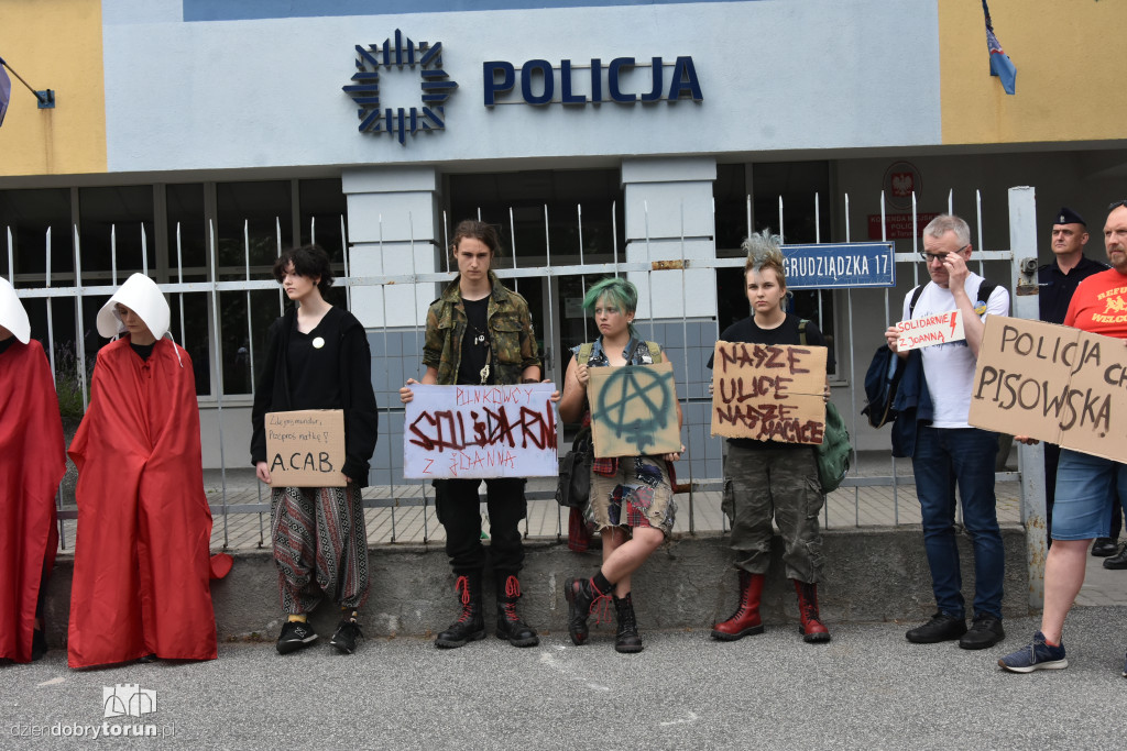 Protest przed toruńską komendą policji