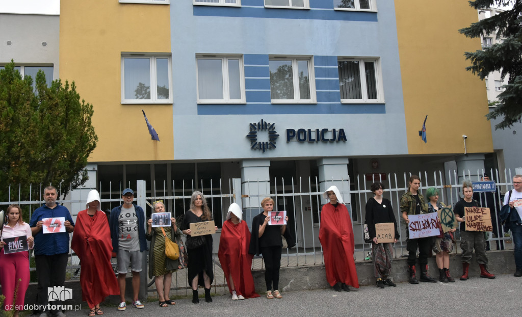 Protest przed toruńską komendą policji