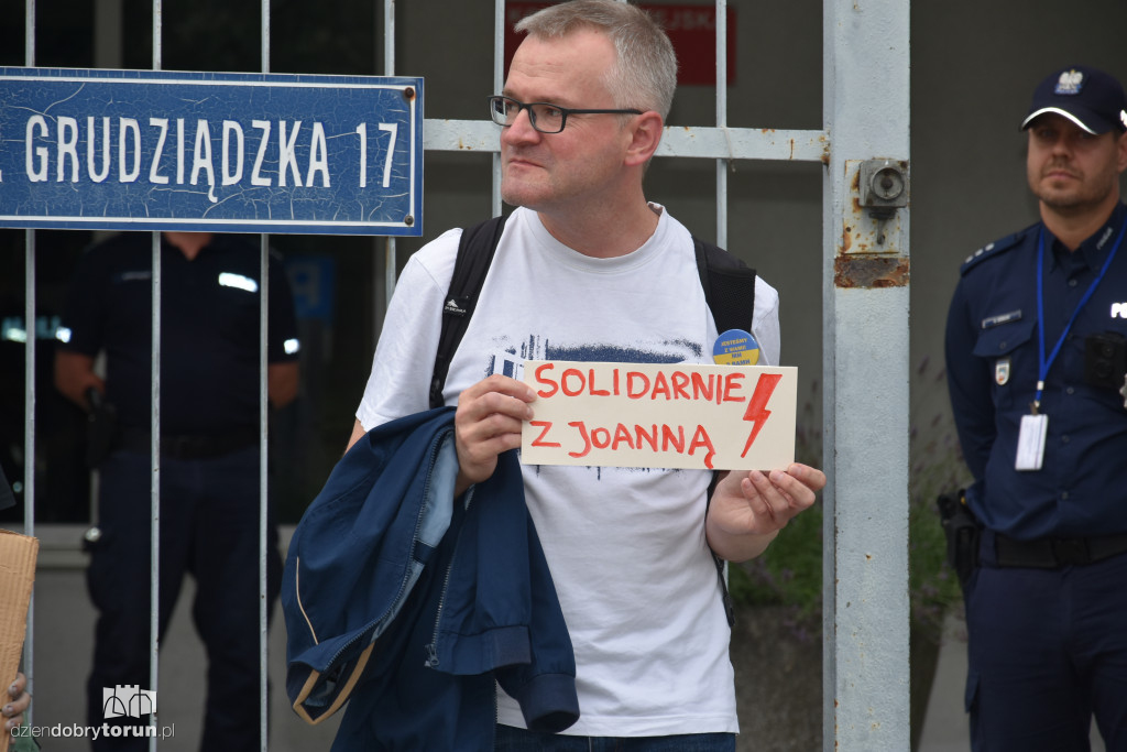 Protest przed toruńską komendą policji