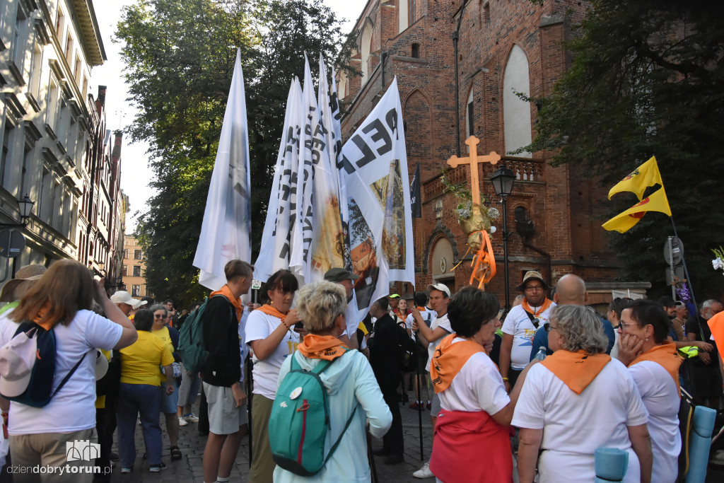 Pielgrzymka z Torunia ruszyła na Jasną Górę [FOTO]