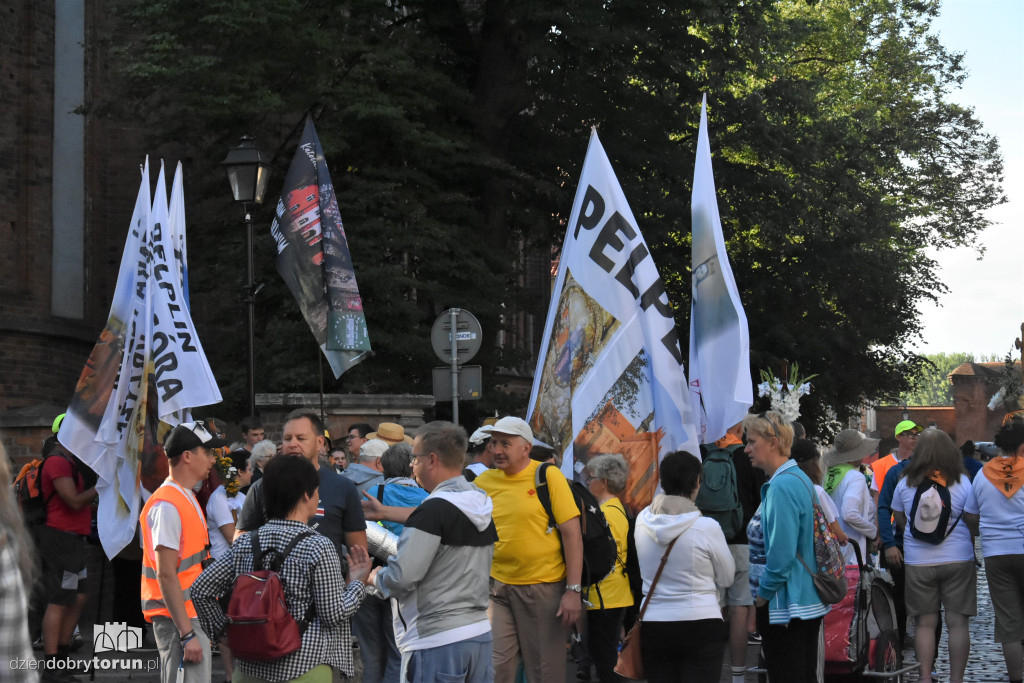 Pielgrzymka z Torunia ruszyła na Jasną Górę [FOTO]