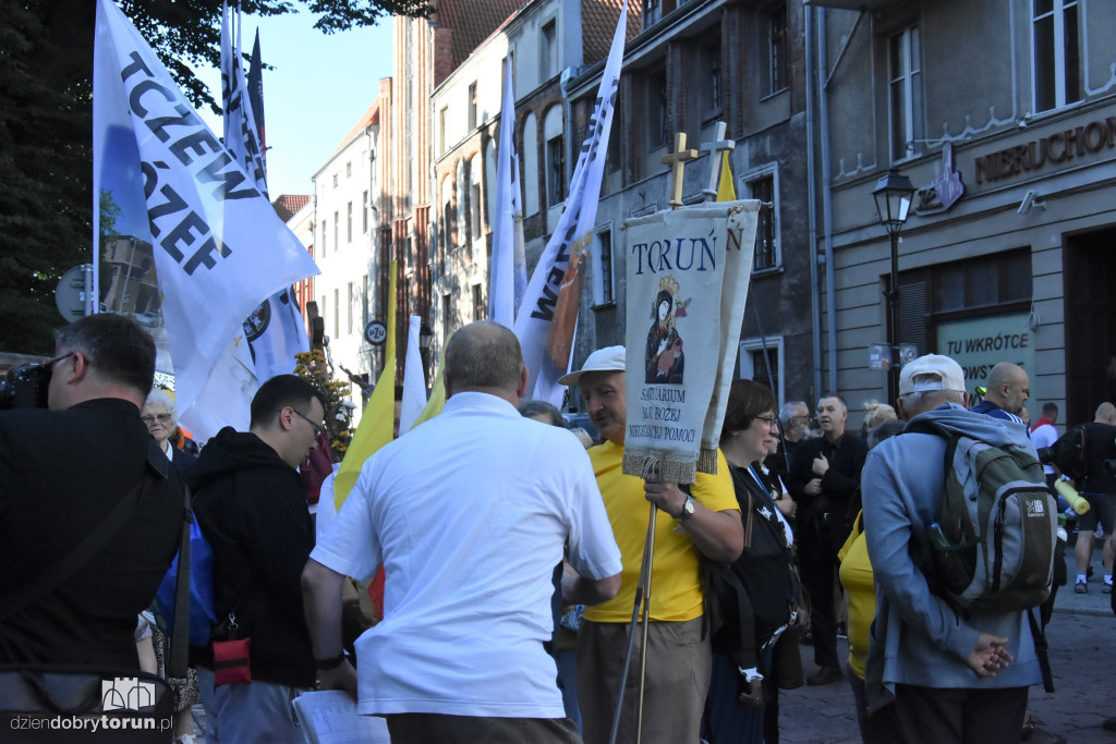 Pielgrzymka z Torunia ruszyła na Jasną Górę [FOTO]