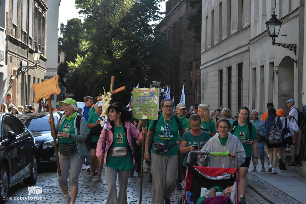 Pielgrzymka z Torunia ruszyła na Jasną Górę [FOTO]