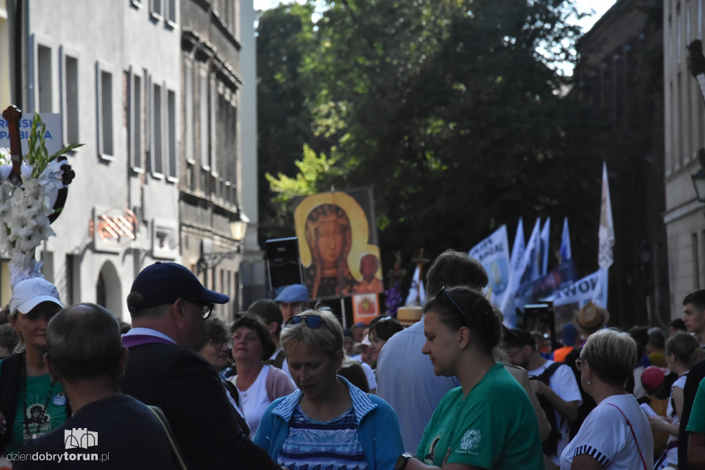 Pielgrzymka z Torunia ruszyła na Jasną Górę [FOTO]