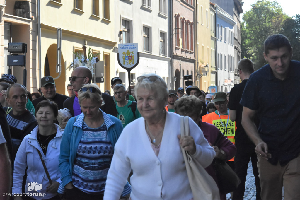 Pielgrzymka z Torunia ruszyła na Jasną Górę [FOTO]