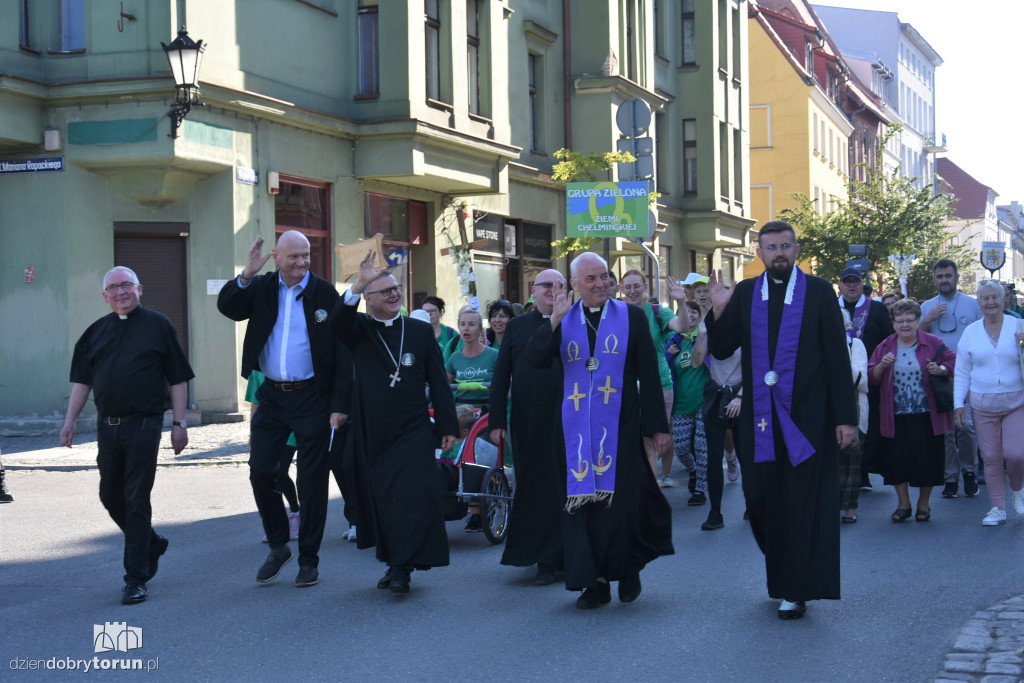 Pielgrzymka z Torunia ruszyła na Jasną Górę [FOTO]