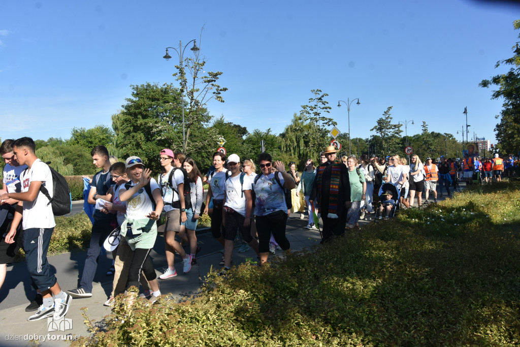 Pielgrzymka z Torunia ruszyła na Jasną Górę [FOTO]