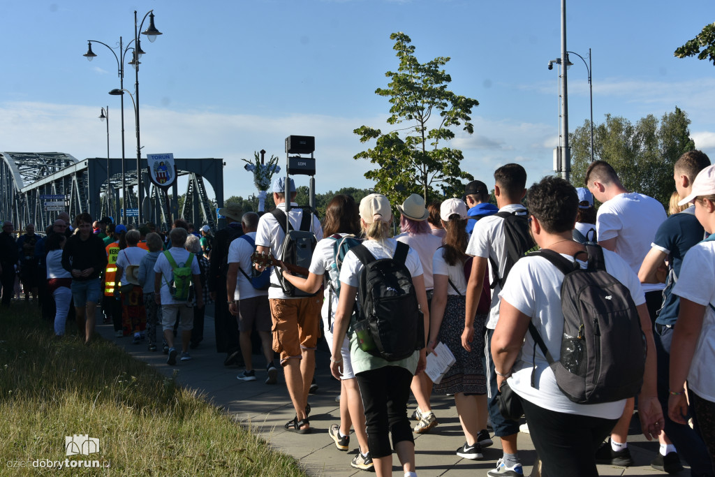 Pielgrzymka z Torunia ruszyła na Jasną Górę [FOTO]