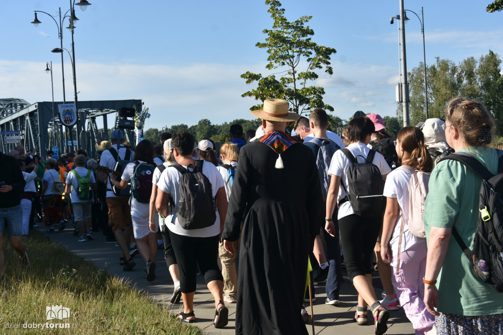 Pielgrzymka z Torunia ruszyła na Jasną Górę [FOTO]