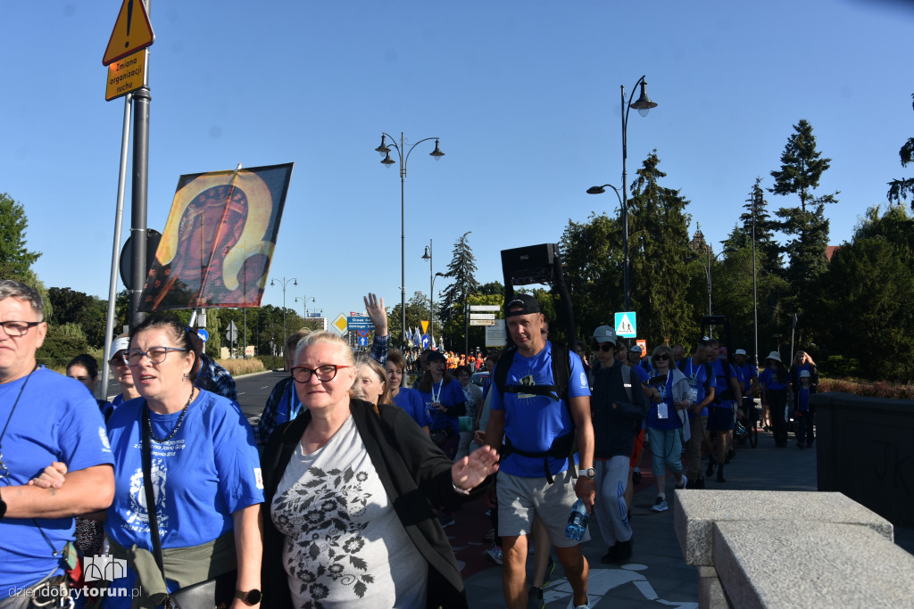 Pielgrzymka z Torunia ruszyła na Jasną Górę [FOTO]