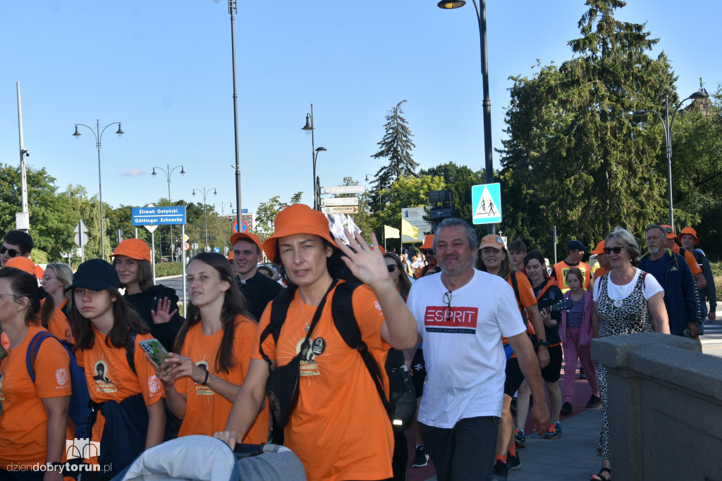 Pielgrzymka z Torunia ruszyła na Jasną Górę [FOTO]