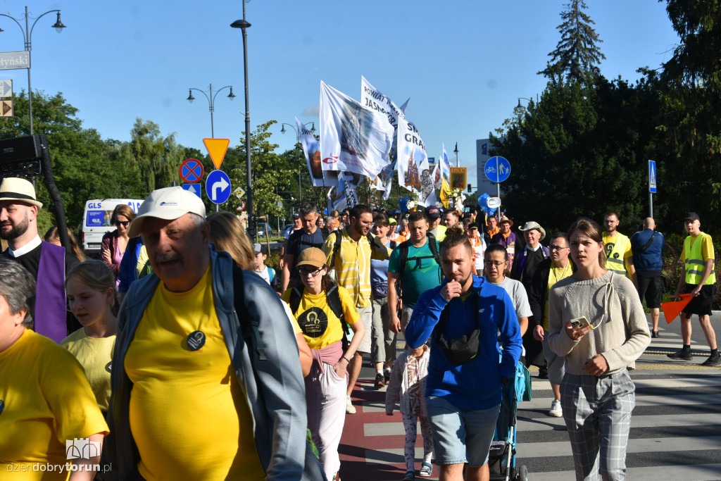 Pielgrzymka z Torunia ruszyła na Jasną Górę [FOTO]