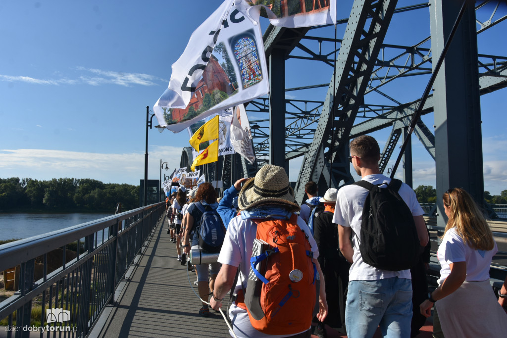 Pielgrzymka z Torunia ruszyła na Jasną Górę [FOTO]