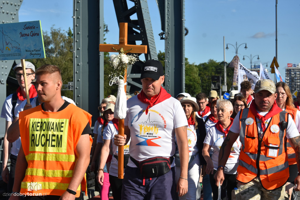 Pielgrzymka z Torunia ruszyła na Jasną Górę [FOTO]