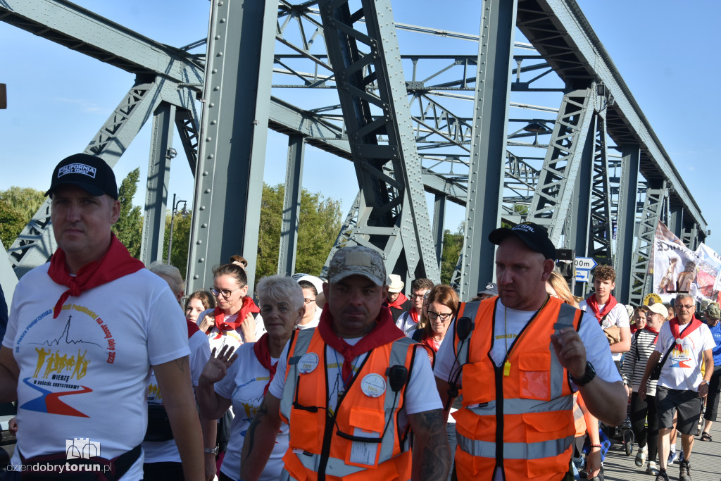 Pielgrzymka z Torunia ruszyła na Jasną Górę [FOTO]