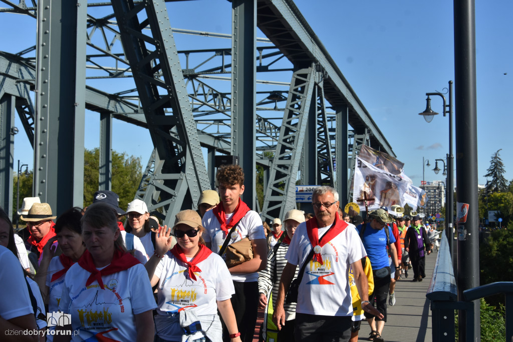Pielgrzymka z Torunia ruszyła na Jasną Górę [FOTO]