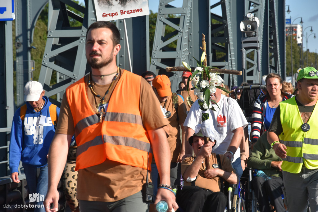 Pielgrzymka z Torunia ruszyła na Jasną Górę [FOTO]
