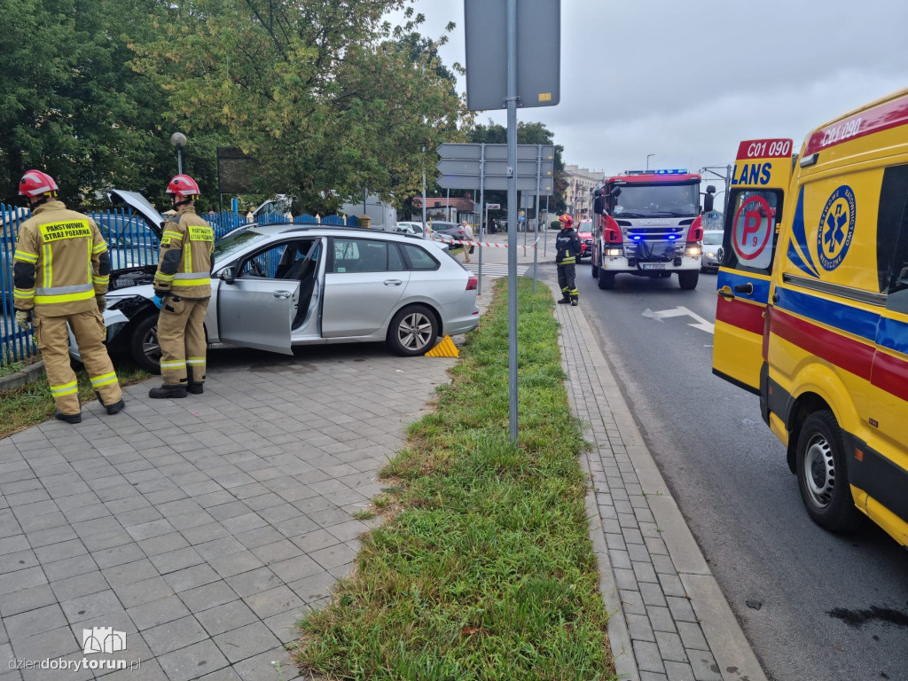 Samochód wjechał w ogrodzenie