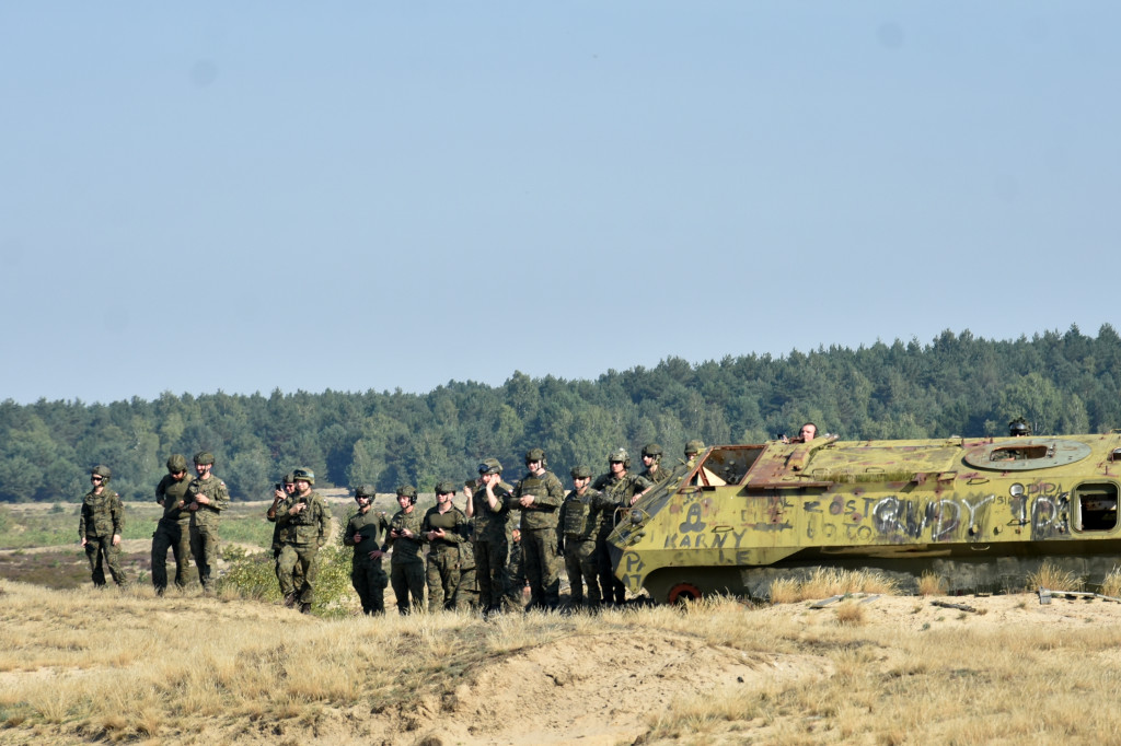 Strzelanie z granatników na poligonie